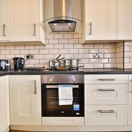 Modern 2 Bed Central City Flat With Free Parking