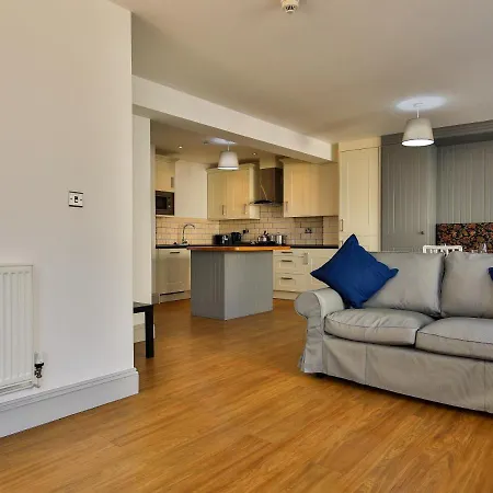Modern 2 Bed Central City Flat With Free Parking Apartment *