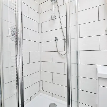 Modern 2 Bed Central City Flat With Free Parking