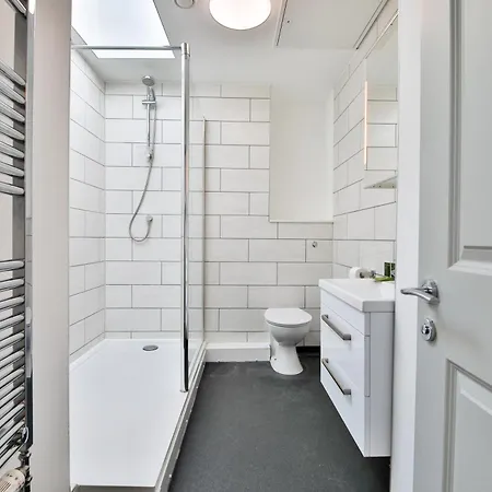 Modern 2 Bed Central City Flat With Free Parking *